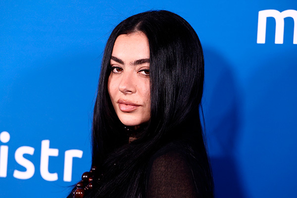 Обложка к новости "Charli XCX выпустила клип к новому синглу «Camera»"